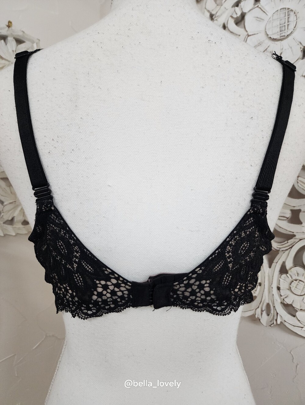 Victorias Secret Plunging Scalloped Lace Plunge Bra in Black - Picture 4 of 4